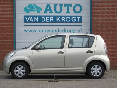 Daihatsu Sirion 2 1.0-12V Premium, 2e Eig, 4 seizoenen banden, APK 4-27