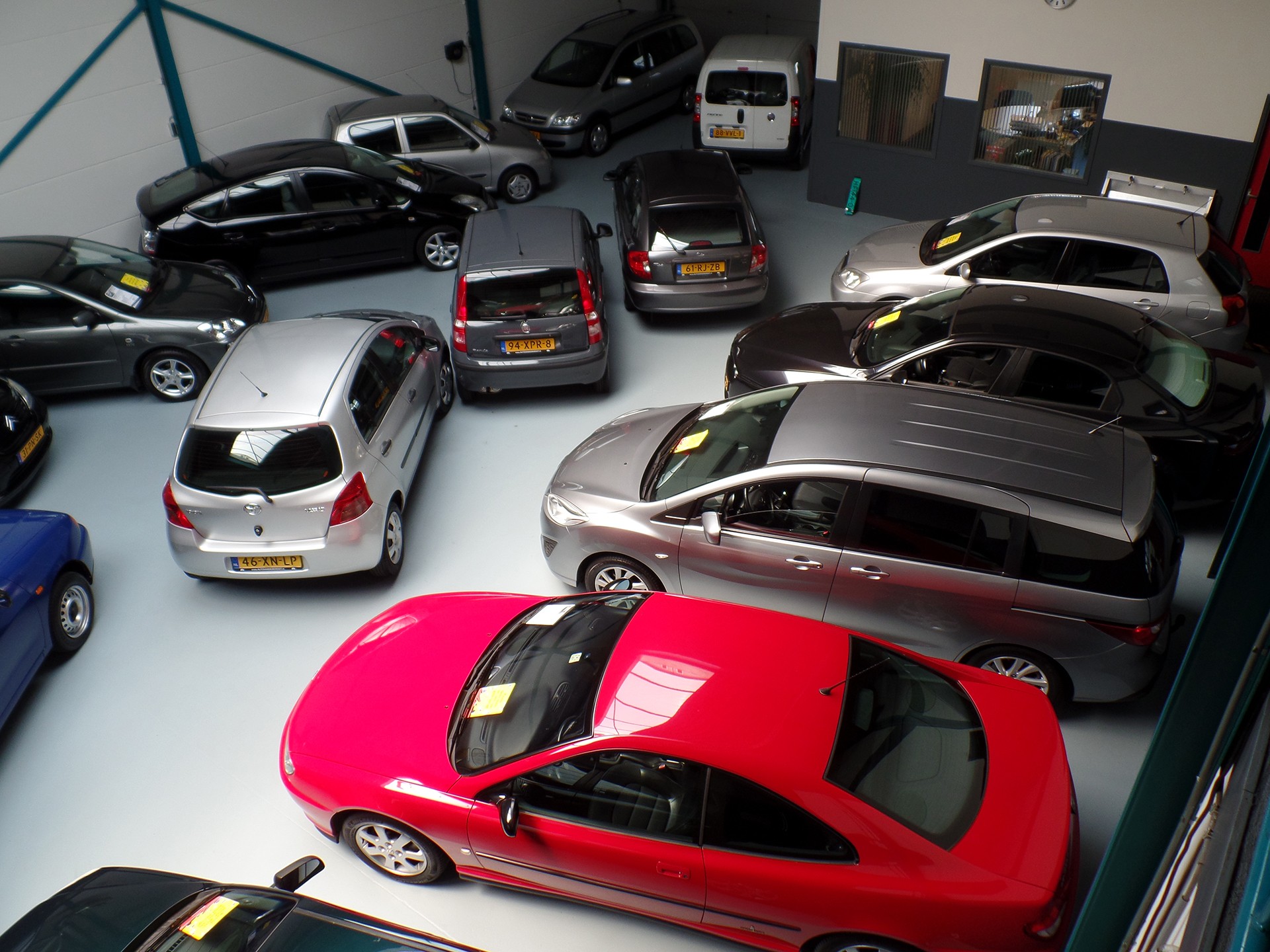 De showroom van Auto van der Krogt in Maasdijk
